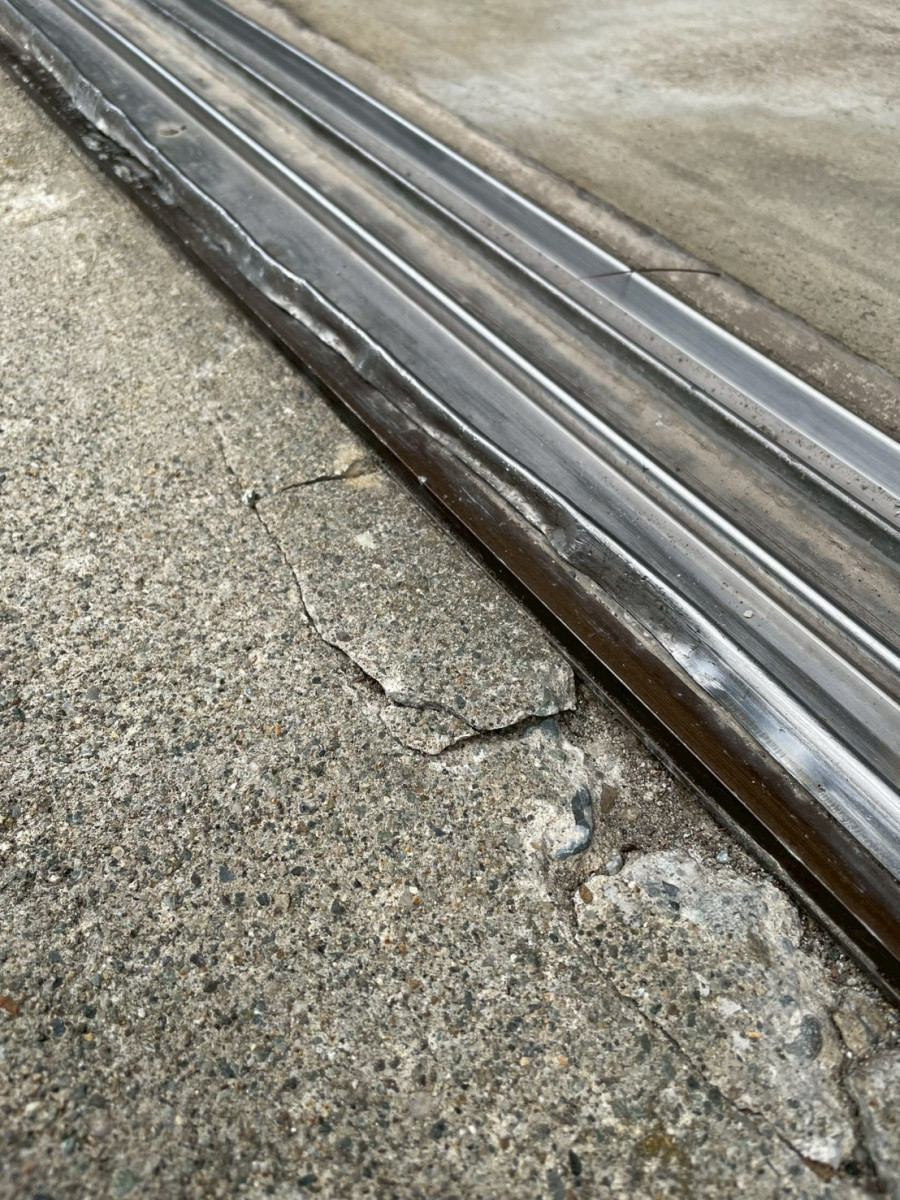 石川住器の✨車庫入口 フロントサッシレール交換✨の施工前の写真1