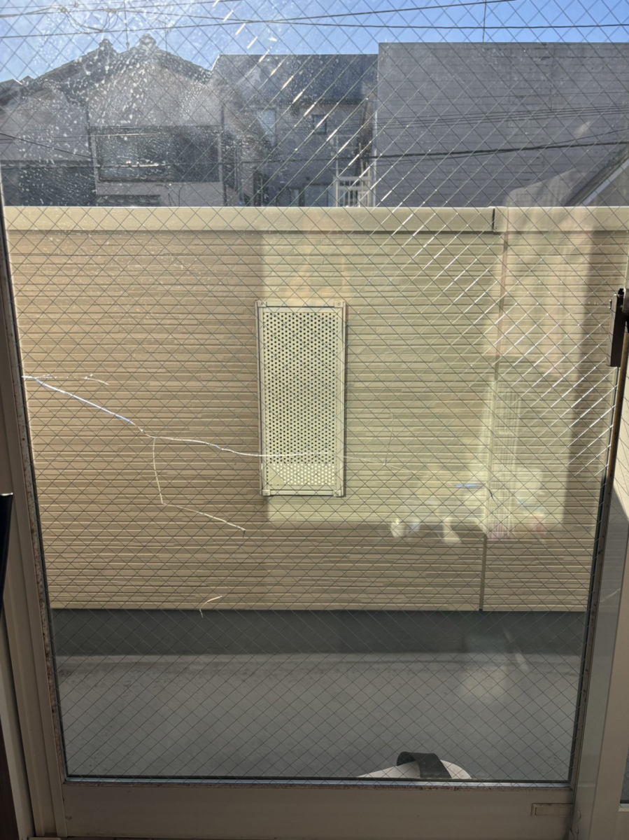 エコプロの割れたガラス交換できます　/　横浜市の施工前の写真2