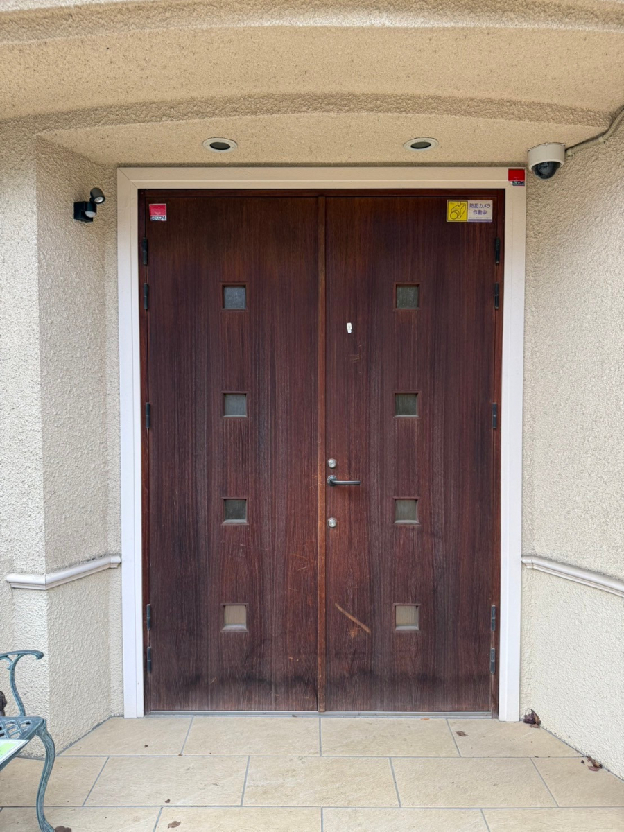 エコプロのこんな大きい玄関ドア交換【武蔵村山市】の施工前の写真1