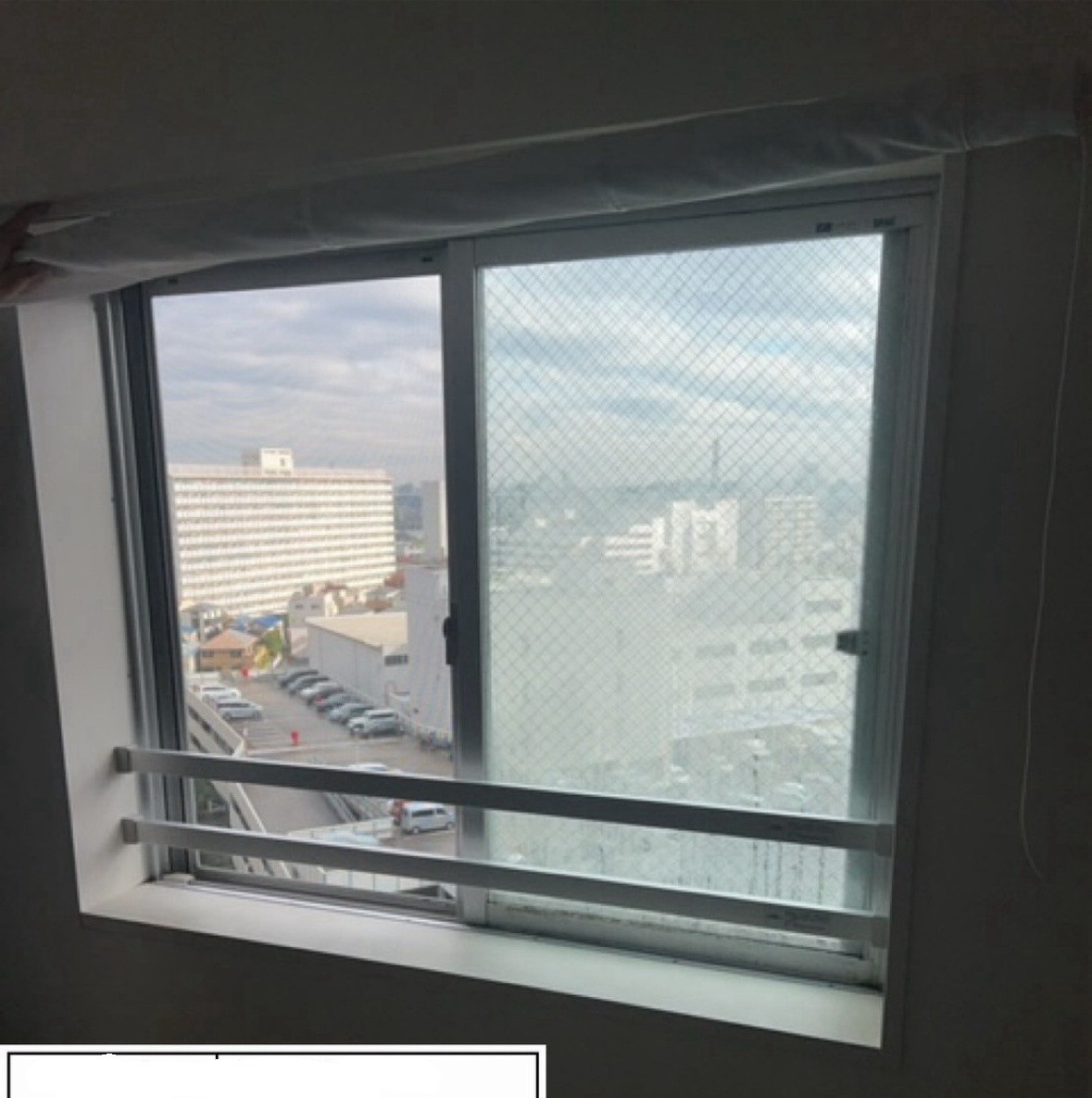 エコプロの窓の前に手すりが...【立川市】の施工前の写真1