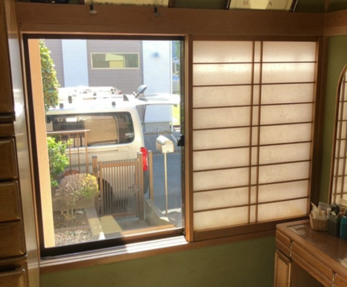エコプロの和紙調ガラス【瑞穂町】の施工前の写真1