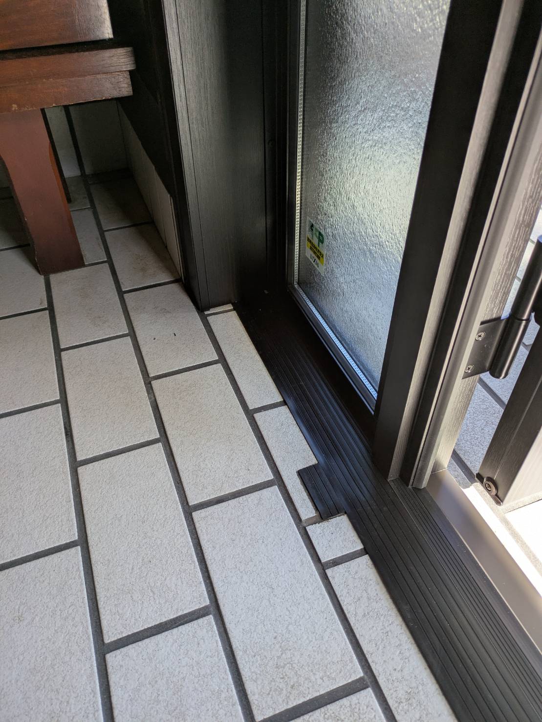 窓の達人！アーキサプライの老朽化した玄関を一新！1日で叶えるドアリフォームの施工事例詳細写真3