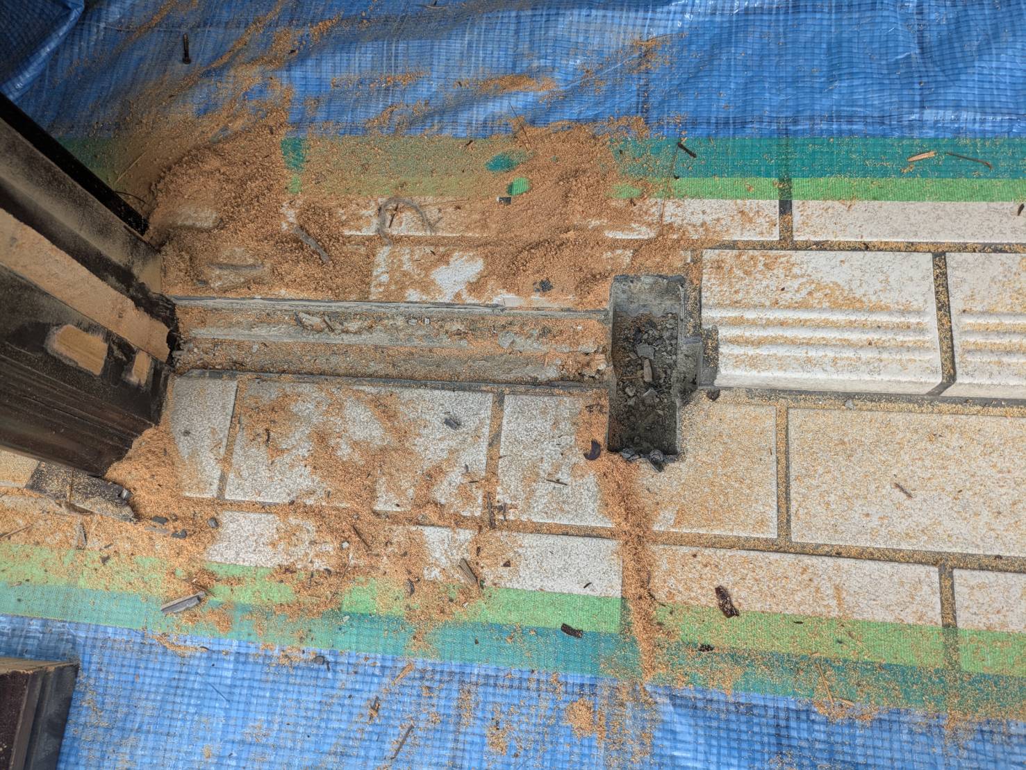 窓の達人！アーキサプライの老朽化した玄関を一新！1日で叶えるドアリフォームの施工事例詳細写真2