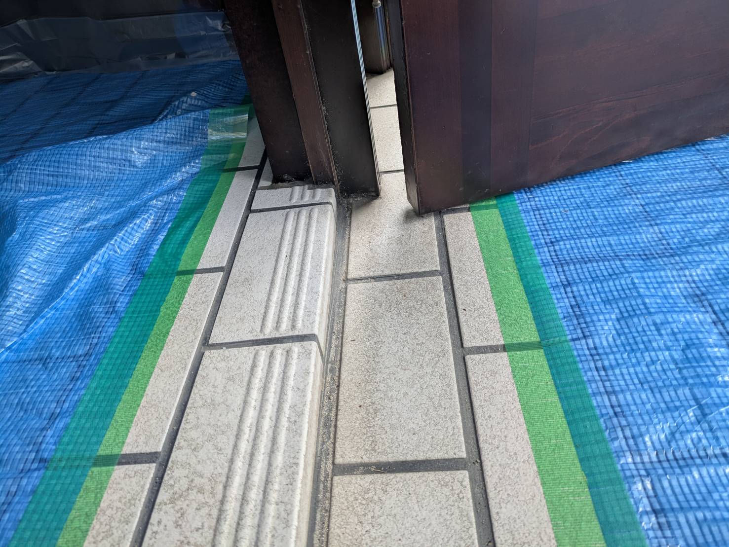 窓の達人！アーキサプライの老朽化した玄関を一新！1日で叶えるドアリフォームの施工事例詳細写真1