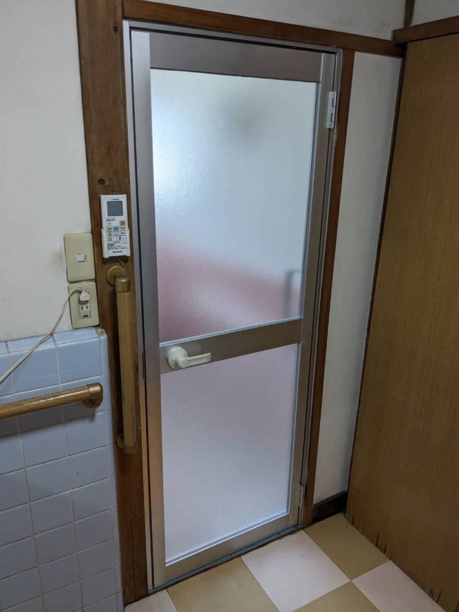 窓の達人！アーキサプライの古くなった木製浴室ドアをアルミ製にカバー工法。日々のお手入れもラクラクに。の施工後の写真1