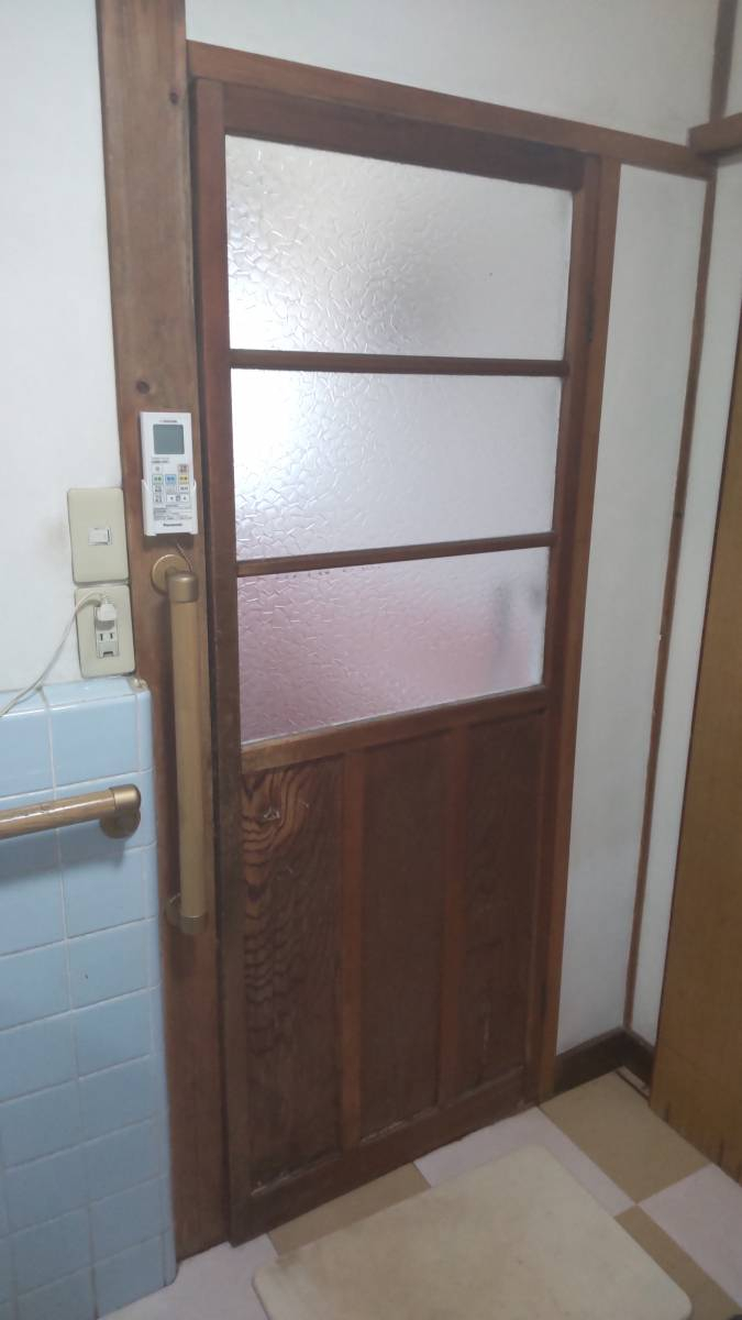 窓の達人！アーキサプライの古くなった木製浴室ドアをアルミ製にカバー工法。日々のお手入れもラクラクに。の施工前の写真1