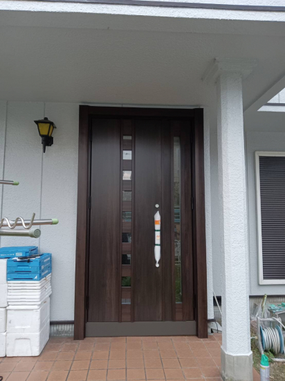 窓の達人！アーキサプライの建物に映える玄関ドア。家全体の印象すら変わる1日完結のお手軽玄関リフォーム。施工事例写真1