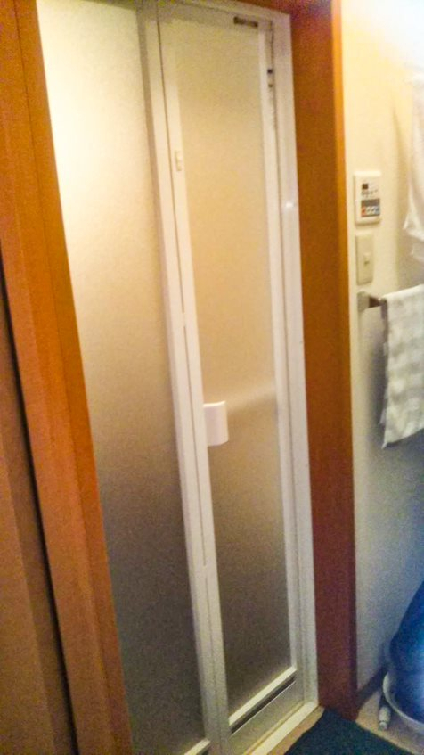 窓の達人！アーキサプライの古くなった浴室ドアをカバー工法で簡単にお取替え！の施工後の写真1