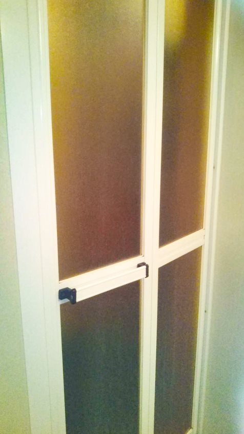 窓の達人！アーキサプライの古くなった浴室ドアをカバー工法で簡単にお取替え！の施工前の写真1