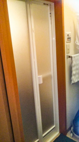 窓の達人！アーキサプライの古くなった浴室ドアをカバー工法で簡単にお取替え！施工事例写真1