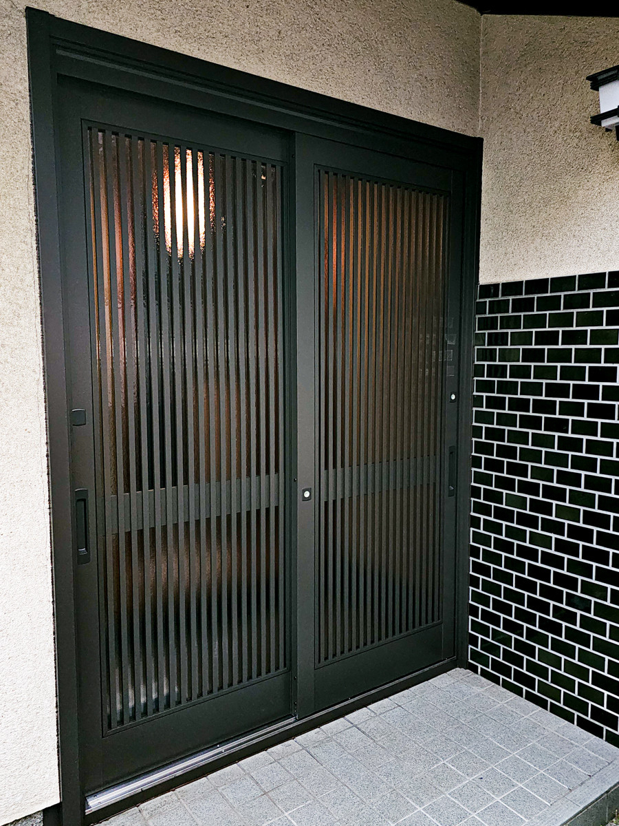 窓の達人！アーキサプライの昔ながらの玄関引き戸を家の外観に合った最新玄関引き戸へ1DAYリフォームの施工後の写真1