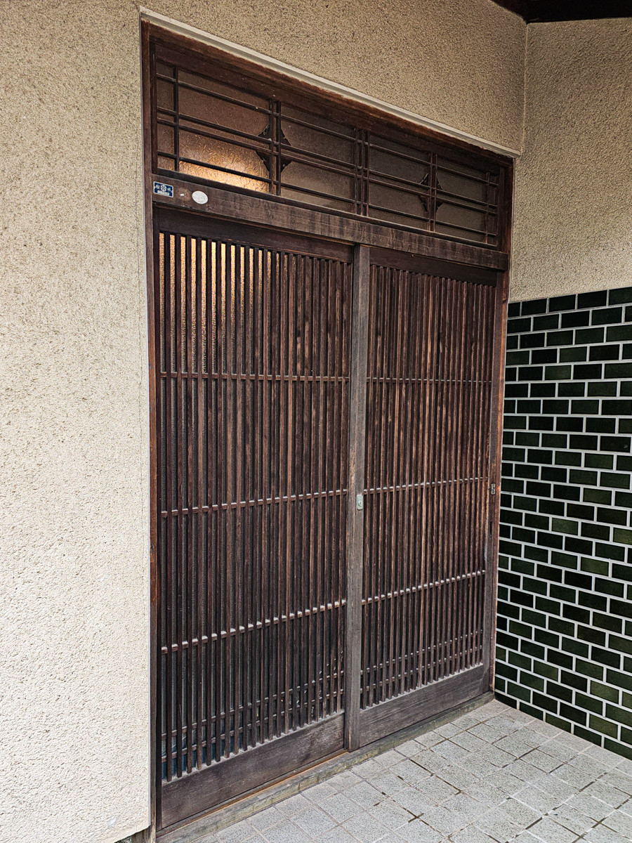 窓の達人！アーキサプライの昔ながらの玄関引き戸を家の外観に合った最新玄関引き戸へ1DAYリフォームの施工前の写真1