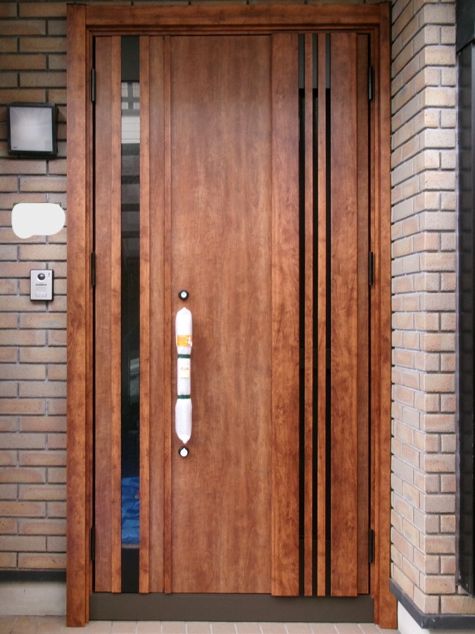 窓の達人！アーキサプライの古くなった玄関ドア。一日で新しいドアへお取替え！の施工後の写真1