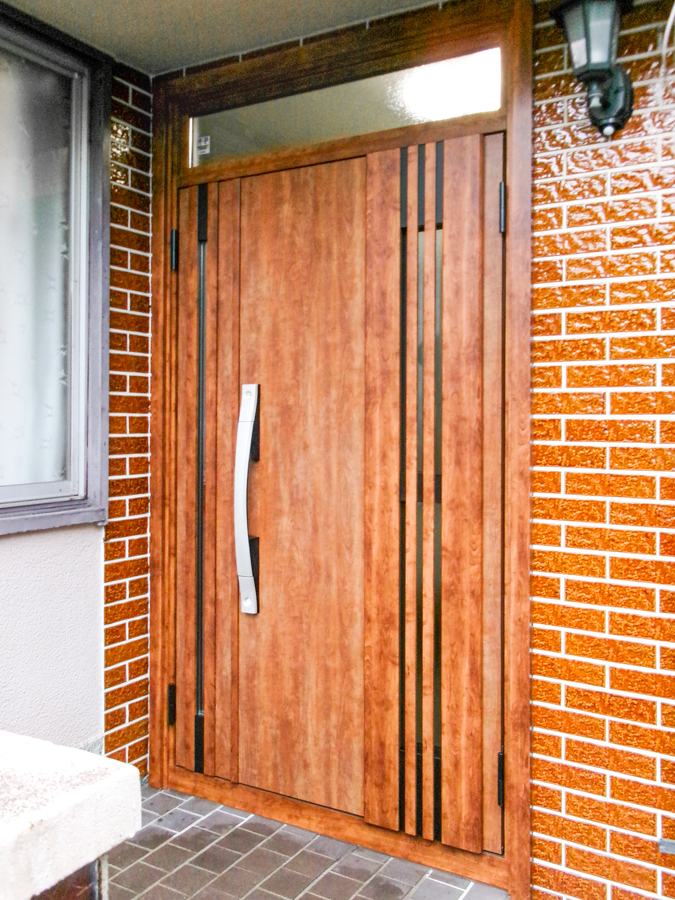 窓の達人！アーキサプライのたった1日で古くなったドアをオシャレなデザインのドアに玄関リフォームの施工後の写真1