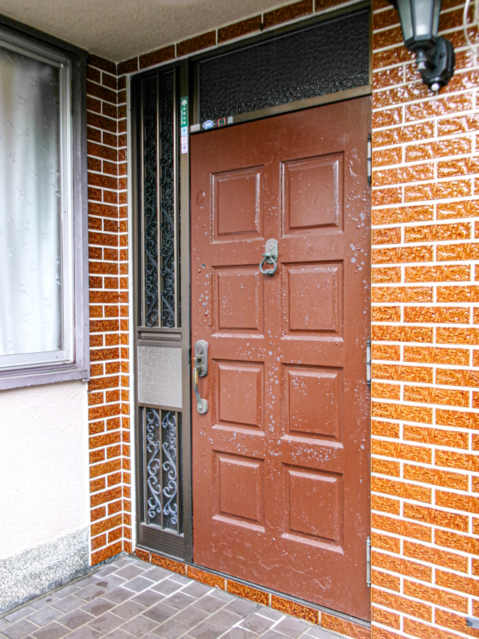 窓の達人！アーキサプライのたった1日で古くなったドアをオシャレなデザインのドアに玄関リフォームの施工前の写真1