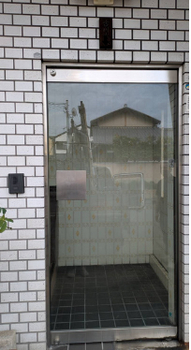 窓の達人!アーキサプライのこのように少しかわったドアも1日で早変わり!の施工前の写真1