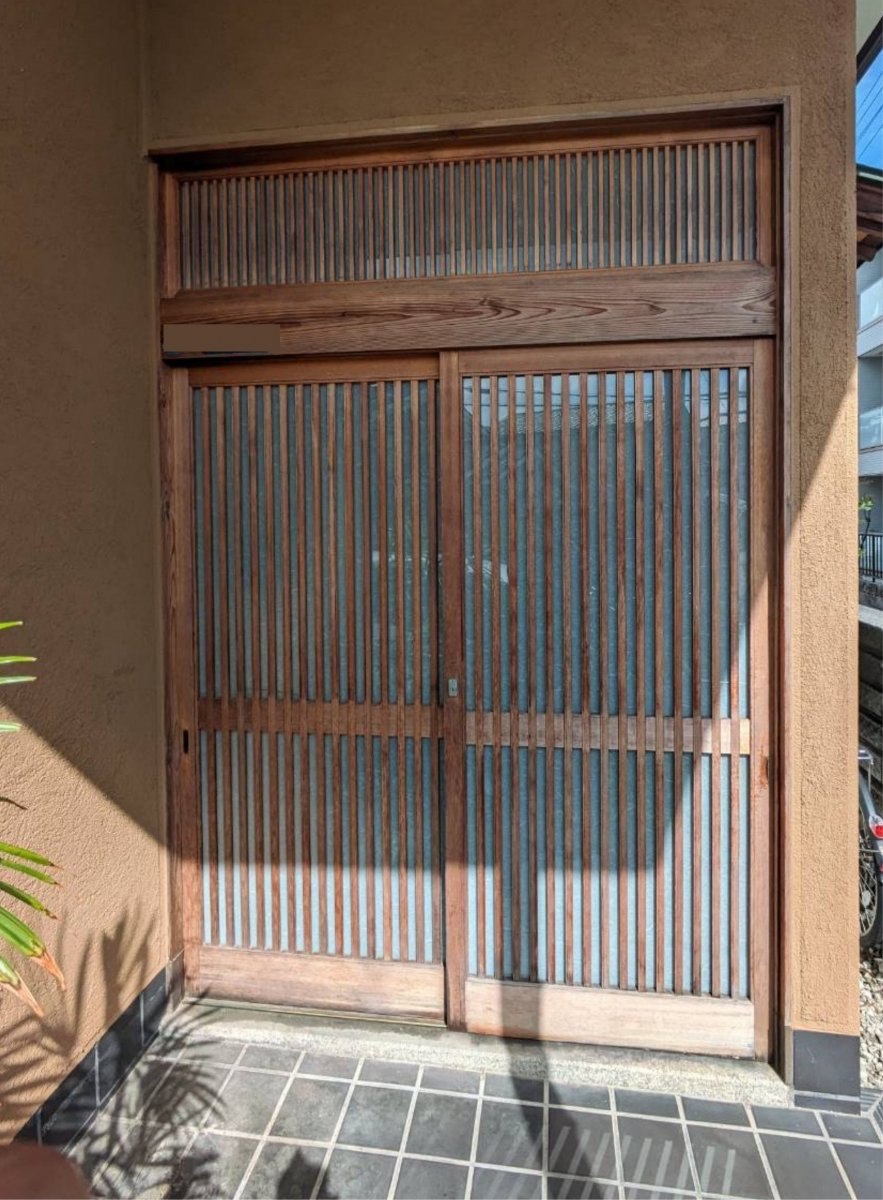 窓の達人!アーキサプライの木製の玄関引戸を一日で簡単リフォーム!の施工前の写真1