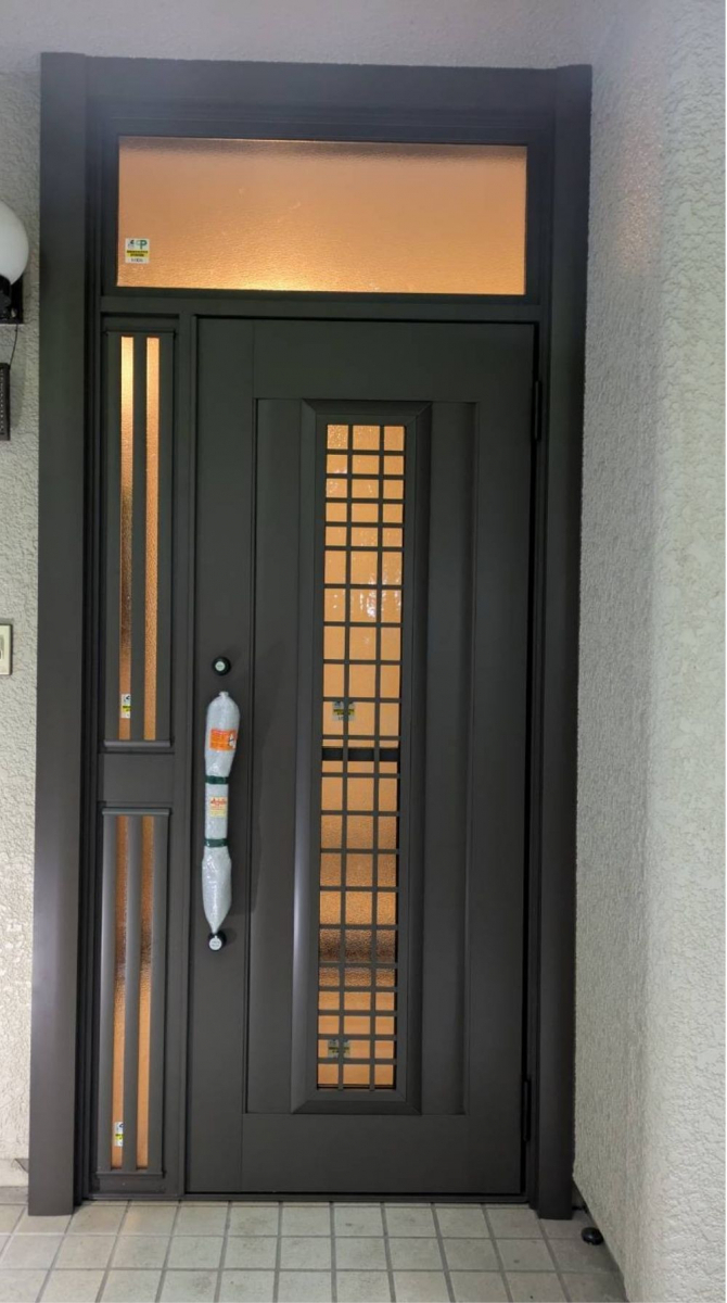 窓の達人!アーキサプライの玄関ドアを1日でリフォーム!ランマ付きドアもスッキリ新しく✨の施工後の写真1