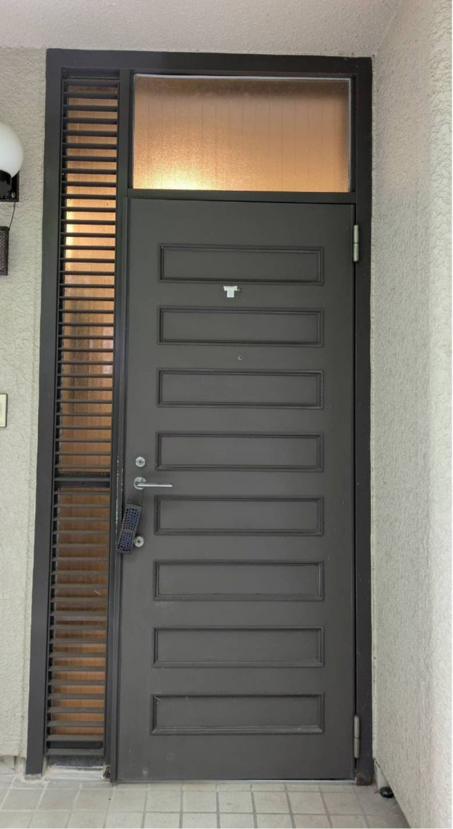 窓の達人!アーキサプライの玄関ドアを1日でリフォーム!ランマ付きドアもスッキリ新しく✨の施工前の写真1