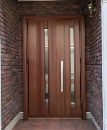 窓の達人!アーキサプライの玄関ドアを「1日で」美しくリフォーム!の施工後の写真1