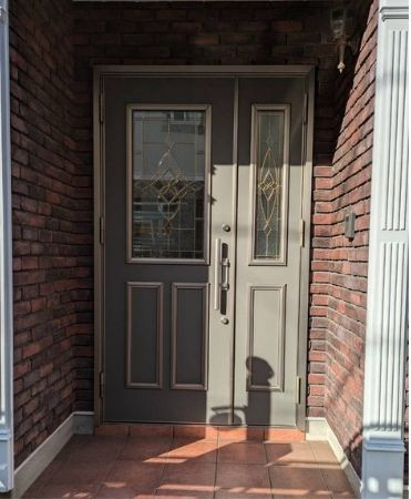 窓の達人!アーキサプライの玄関ドアを「1日で」美しくリフォーム!の施工前の写真1