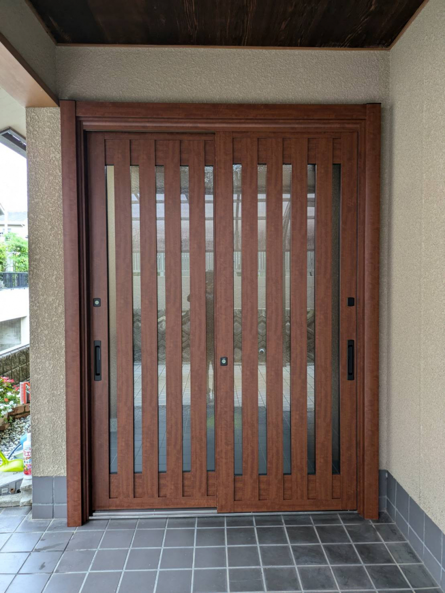 窓の達人！アーキサプライの玄関ドアをリシェントで一新！快適性と防犯性が向上した施工事例の施工後の写真1