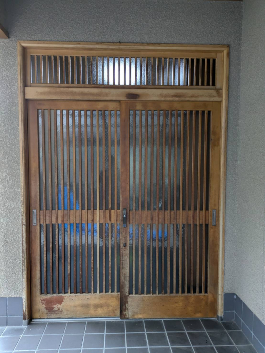 窓の達人！アーキサプライの玄関ドアをリシェントで一新！快適性と防犯性が向上した施工事例の施工前の写真1