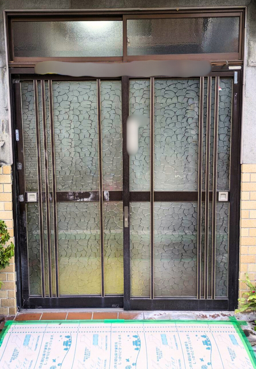 窓の達人！アーキサプライの１日で完成！玄関ドア交換で住まいの印象を一新✨の施工前の写真1