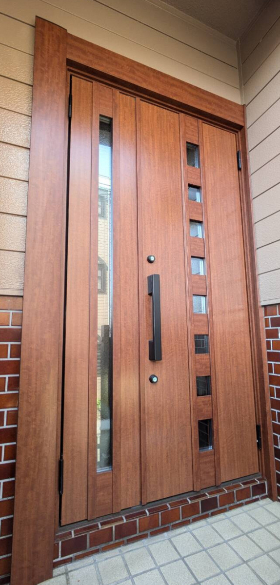 窓の達人！アーキサプライの毎日の「ただいま」が心地よくなる玄関への施工後の写真1