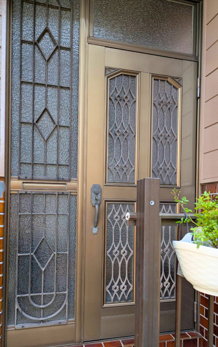 窓の達人！アーキサプライの毎日の「ただいま」が心地よくなる玄関への施工前の写真1