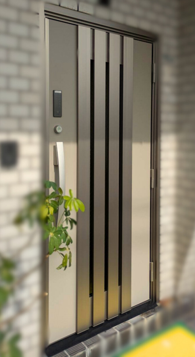 窓の達人！アーキサプライの1日で完了❕玄関ドア交換で住まいの印象と防犯性が向上⤴の施工後の写真1