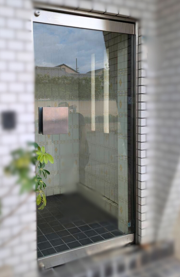 窓の達人！アーキサプライの1日で完了❕玄関ドア交換で住まいの印象と防犯性が向上⤴の施工前の写真1