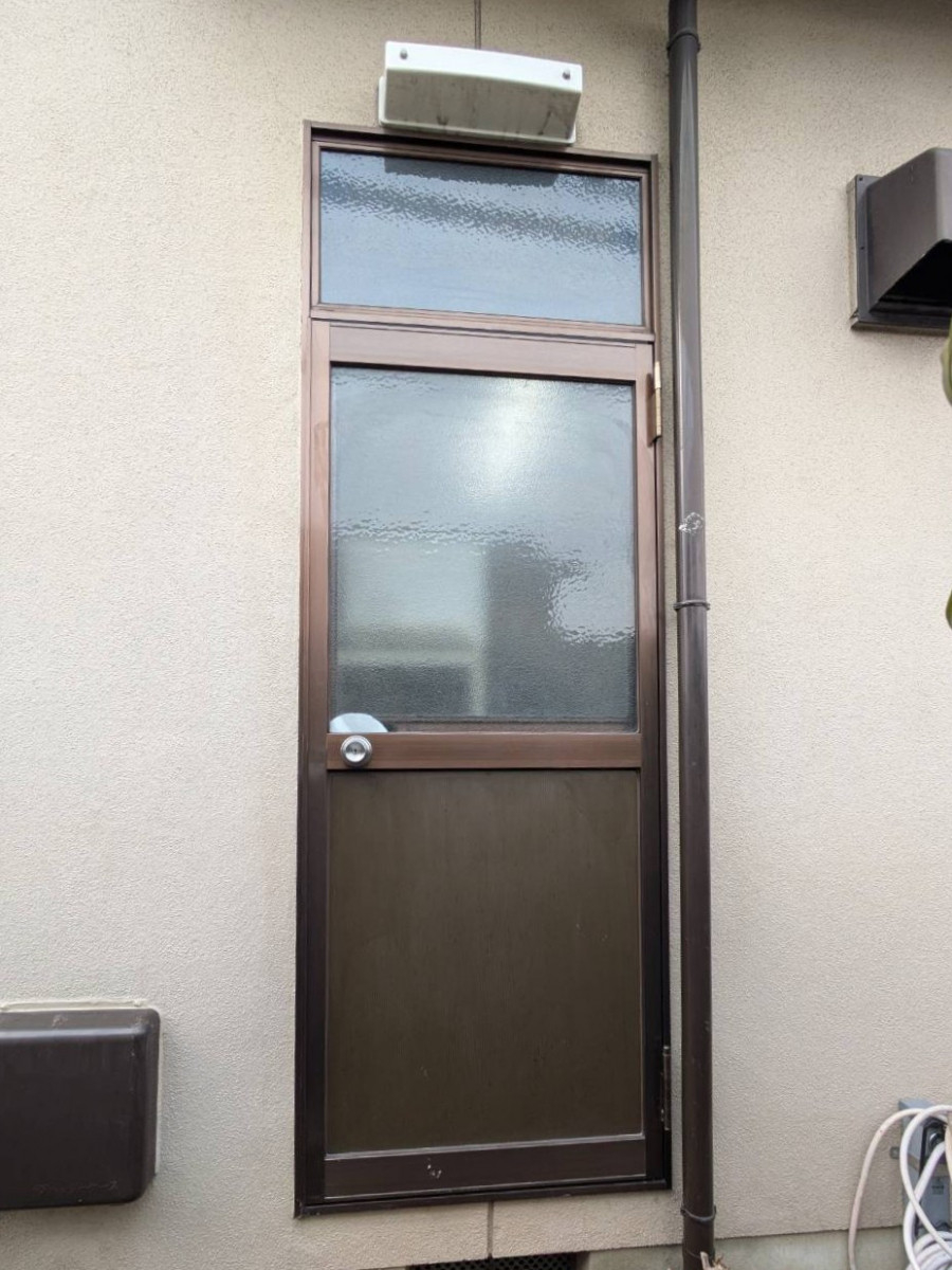 窓の達人！アーキサプライの気持ちよく使える勝手口へ、小さなリフォームを🚪の施工前の写真1