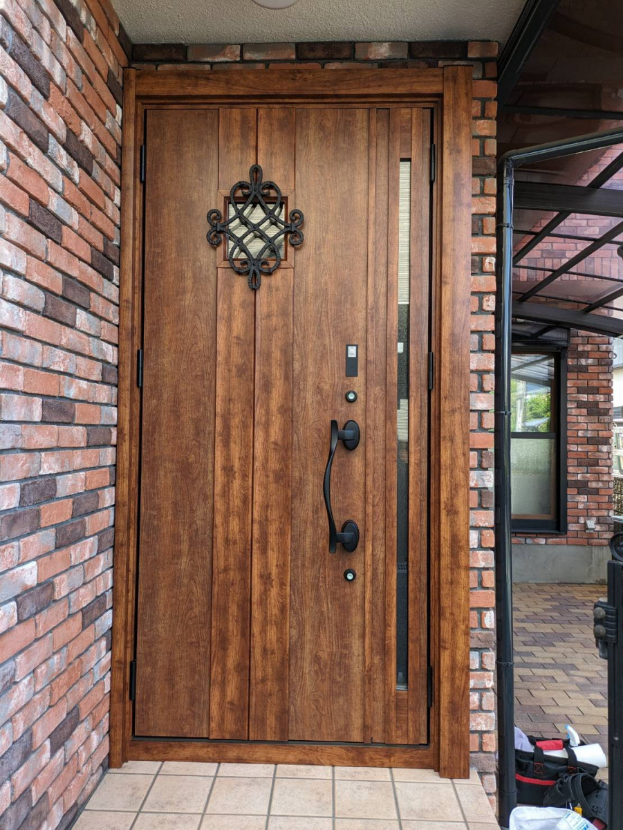 窓の達人！アーキサプライの春からの新生活に向けて、気持ちを整える玄関リフォームの施工後の写真1