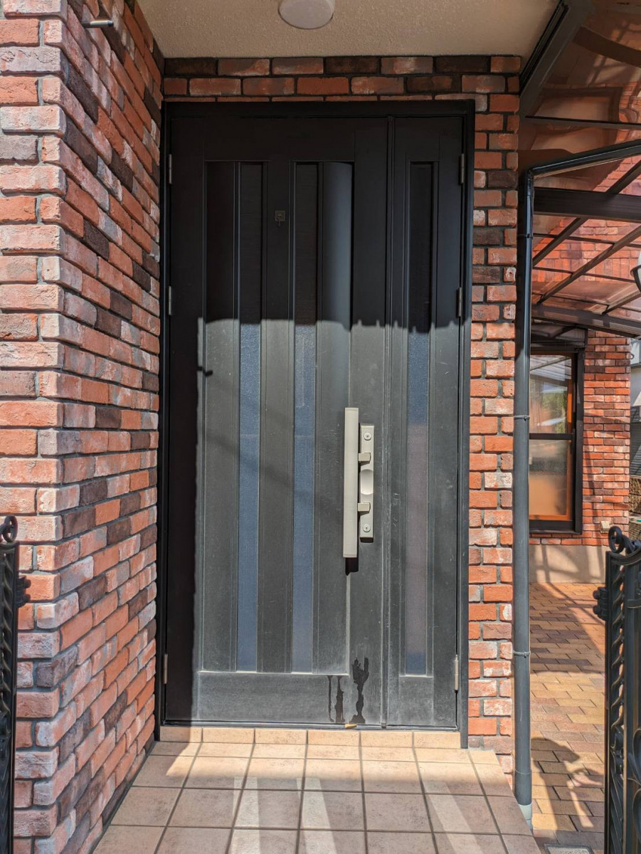 窓の達人！アーキサプライの春からの新生活に向けて、気持ちを整える玄関リフォームの施工前の写真1