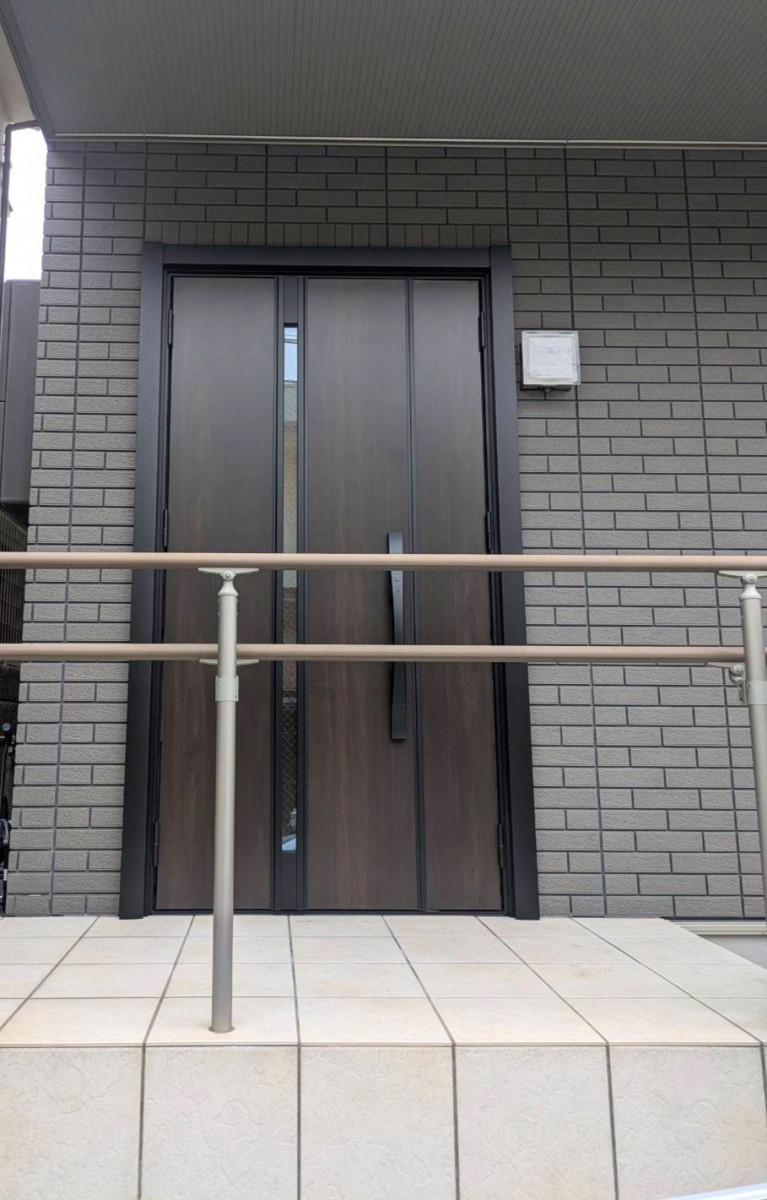 窓の達人！アーキサプライの玄関ドア交換で【印象】と【プライバシー性】を向上✨の施工後の写真1