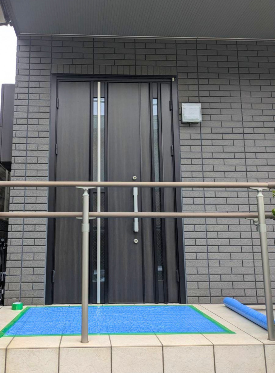 窓の達人！アーキサプライの玄関ドア交換で【印象】と【プライバシー性】を向上✨の施工前の写真1