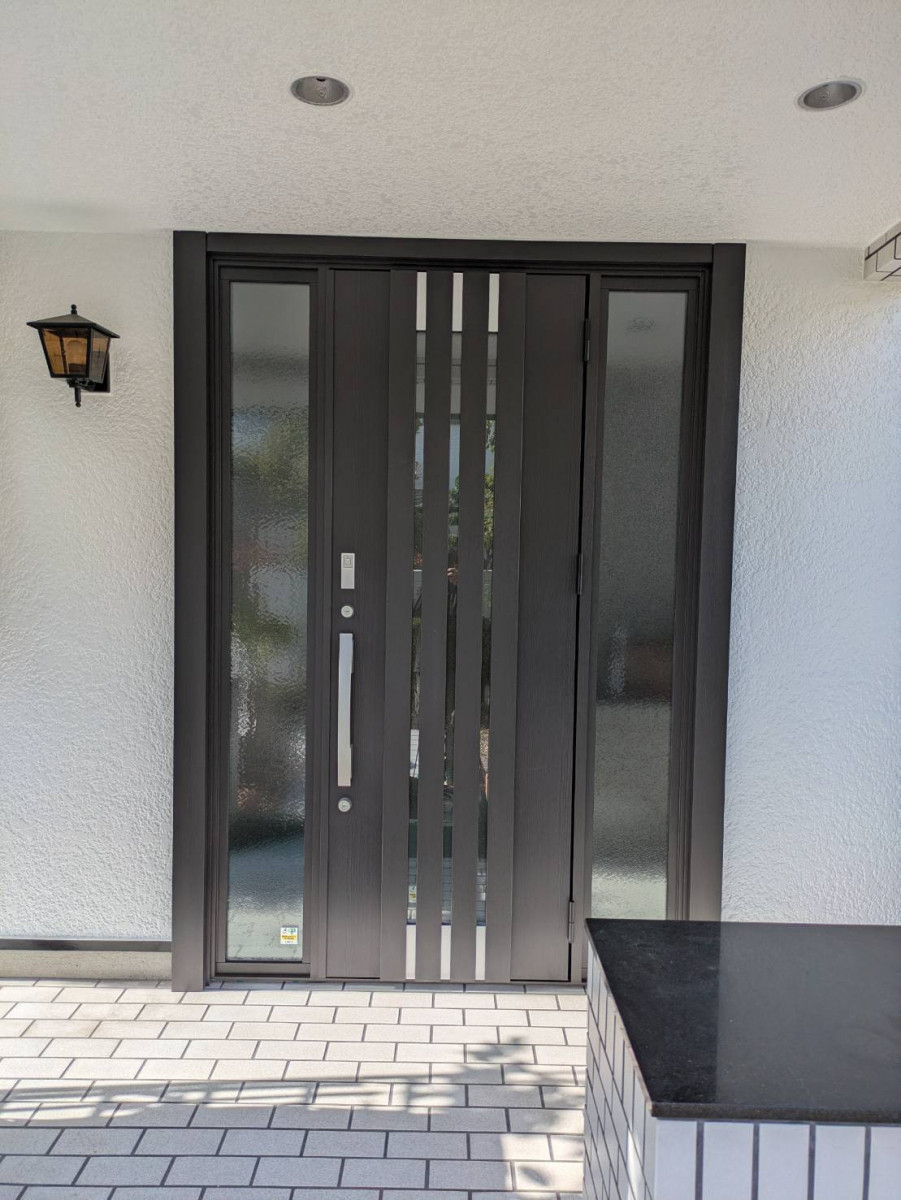 窓の達人！アーキサプライの老朽化した玄関を一新！1日で叶えるドアリフォームの施工後の写真1