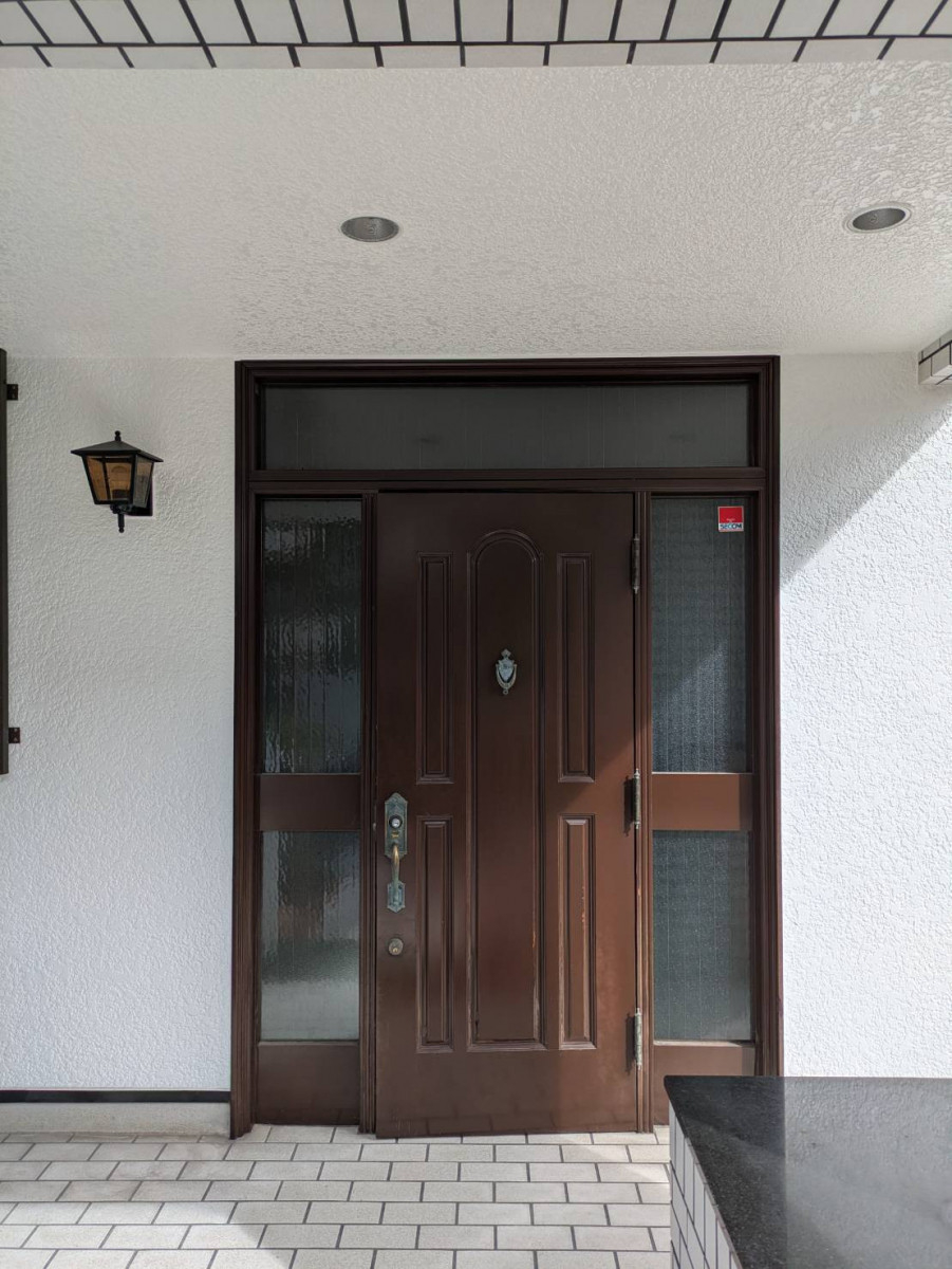 窓の達人！アーキサプライの老朽化した玄関を一新！1日で叶えるドアリフォームの施工前の写真1