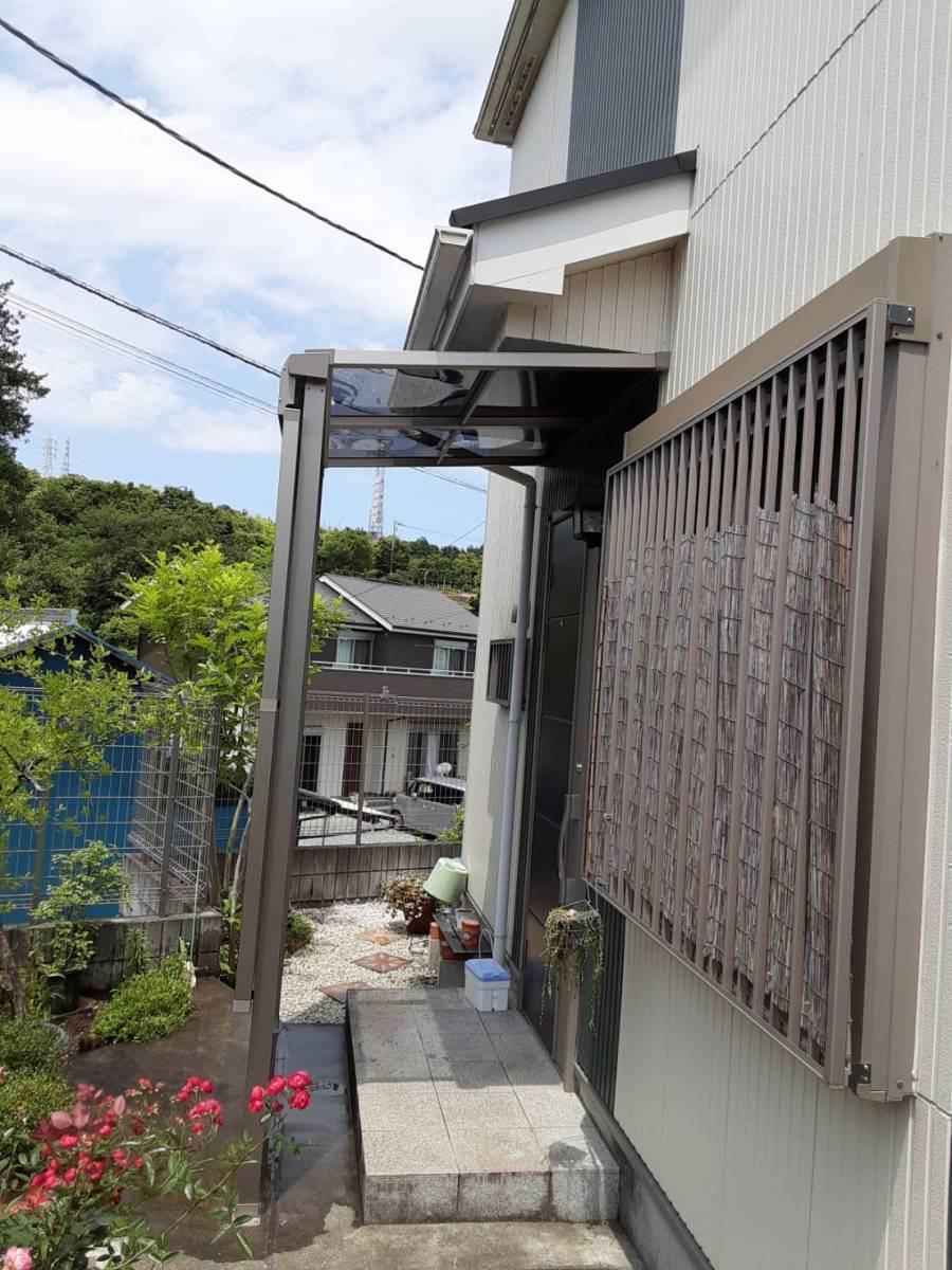 大成トーヨー住器のテラス屋根工事｜スピーネＦ型｜ＬＩＸＩＬ｜雨除け｜日除け｜小田原市｜ひさし工事の施工後の写真1