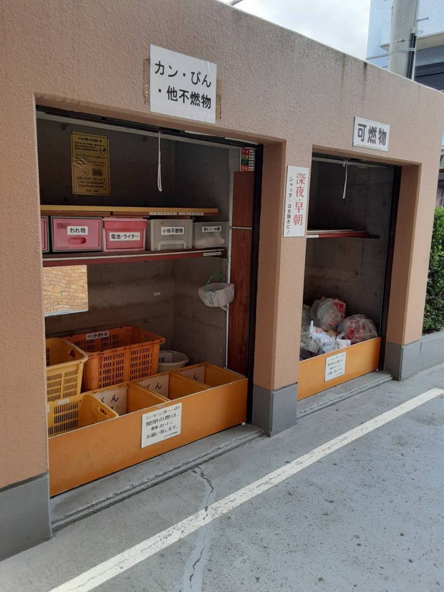 大成トーヨー住器の店舗引戸｜ゴミ置き場入口｜引違い戸｜の施工前の写真1