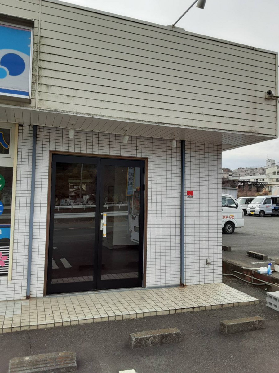 大成トーヨー住器の店舗入口ドア工事｜クリエラガラスドア｜小田原市｜引戸からドアに交換の施工後の写真1