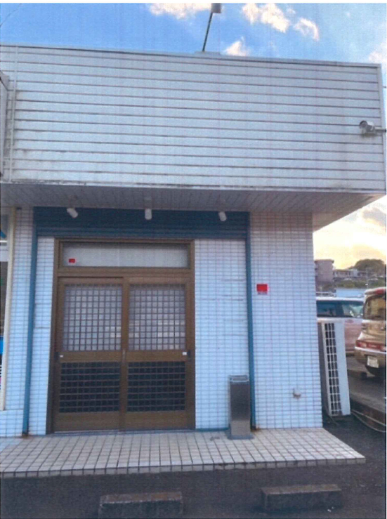 大成トーヨー住器の店舗入口ドア工事｜クリエラガラスドア｜小田原市｜引戸からドアに交換の施工前の写真1