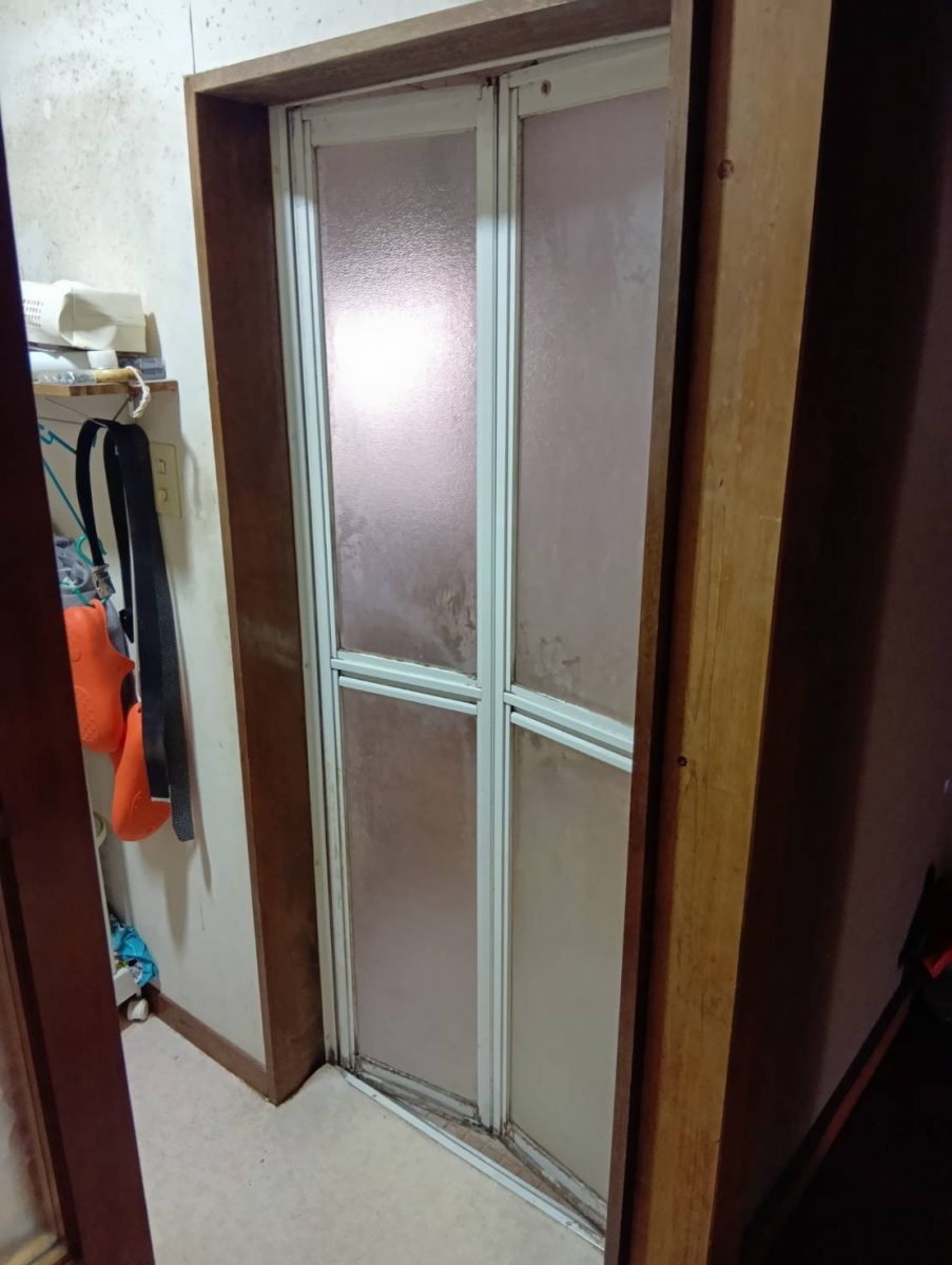大成トーヨー住器の浴室ドア交換工事|リシェント浴室中折ドア|簡単リフォーム|小田原市の施工前の写真1