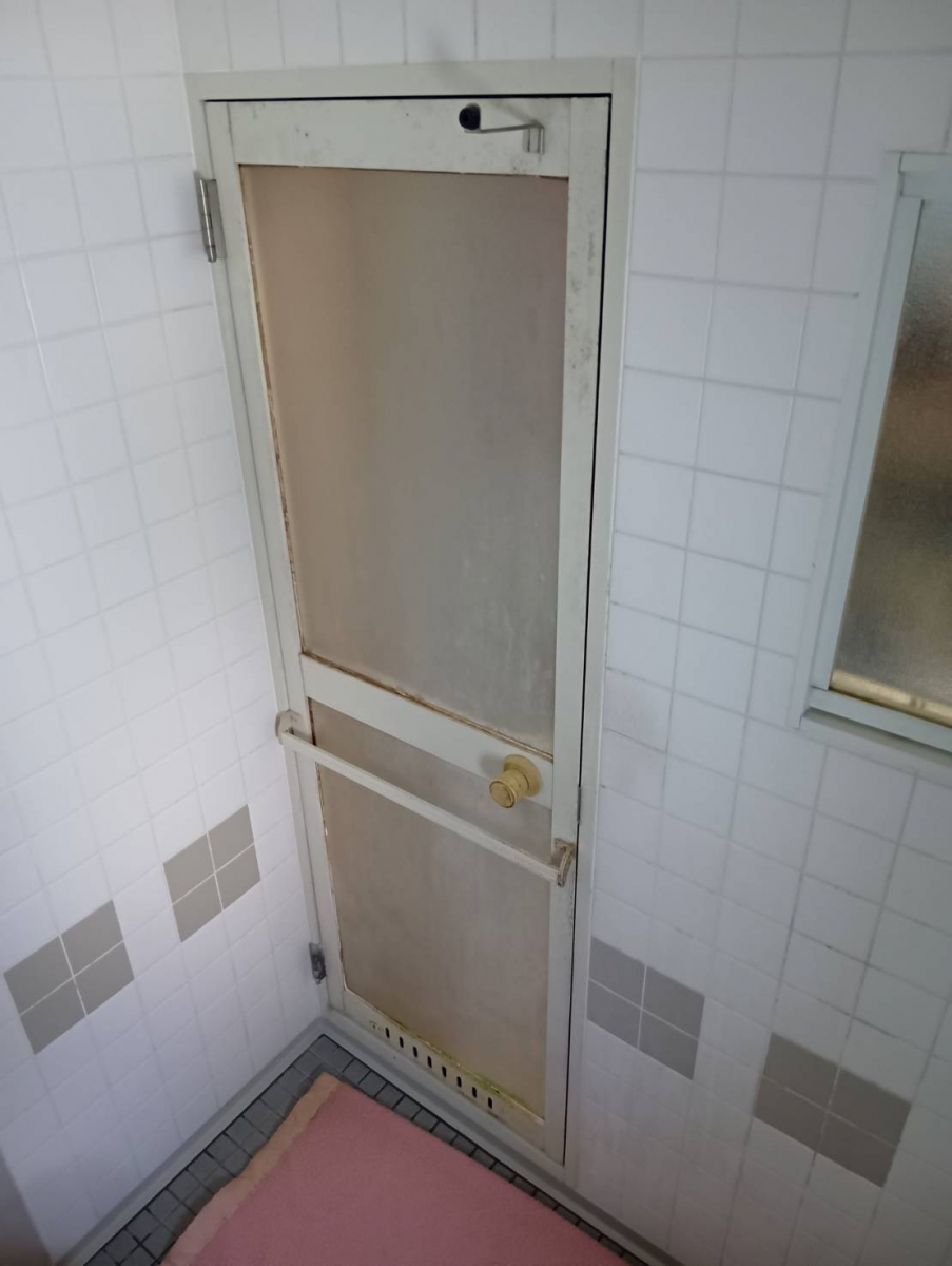 大成トーヨー住器の浴室ドアをカンタン施工でパッと交換してみませんか?の施工前の写真1