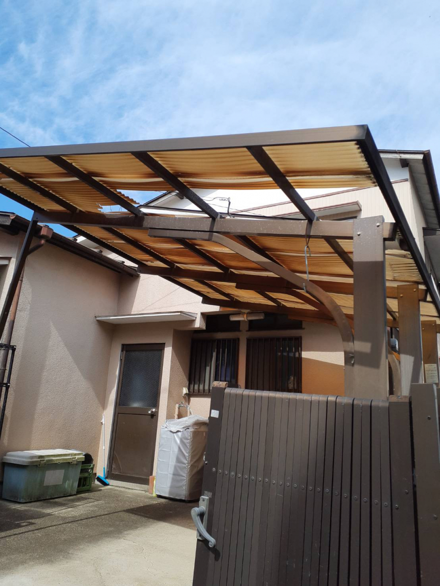 大成トーヨー住器のカーポート屋根材交換｜波板ポリカ｜エクステリア工事｜小田原市の施工前の写真1