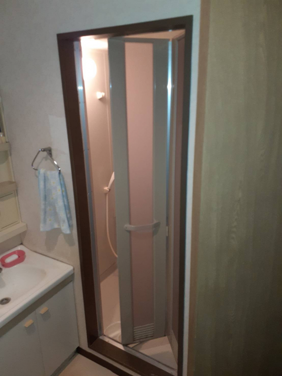 大成トーヨー住器のリシェント浴室中折れドア｜浴室ドア交換｜リフォーム｜小田原市の施工前の写真1