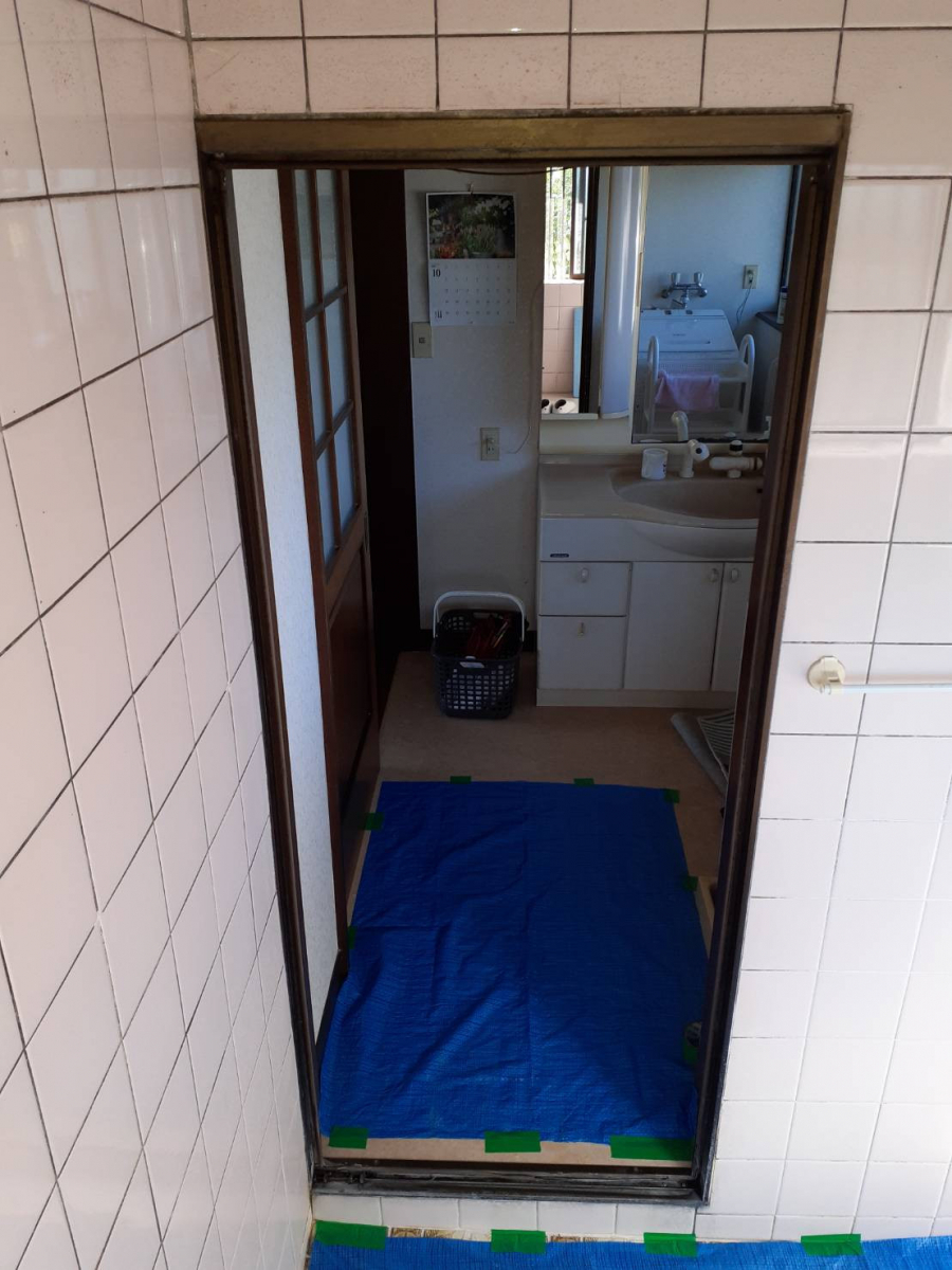 大成トーヨー住器のリシェント浴室ドア交換｜浴室中折ドア交換｜浴室入口リフォーム｜大成トーヨー住器（株）｜大井付近の施工前の写真1