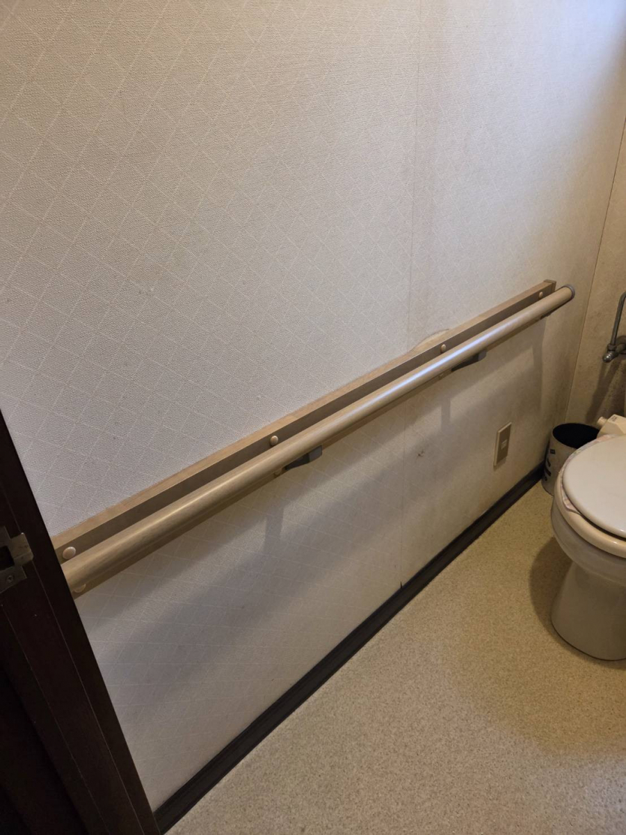 大成トーヨー住器のリフォーム｜手すり取付工事｜後付け手すり｜トイレ｜秦野市の施工後の写真1