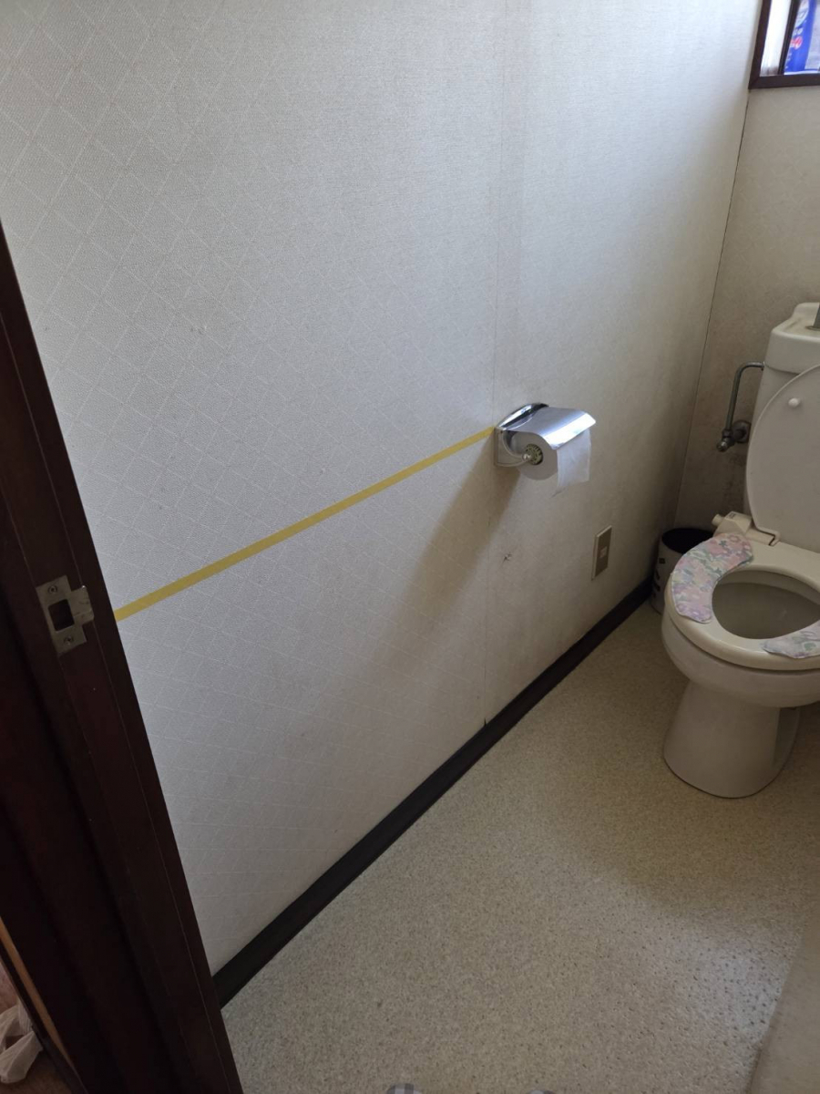 大成トーヨー住器のリフォーム｜手すり取付工事｜後付け手すり｜トイレ｜秦野市の施工前の写真1